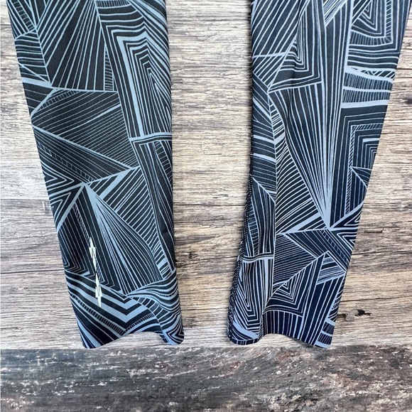Champion Black Leggings with Form-Fitting Design and Elastic Waistband - Picture 5 of 8